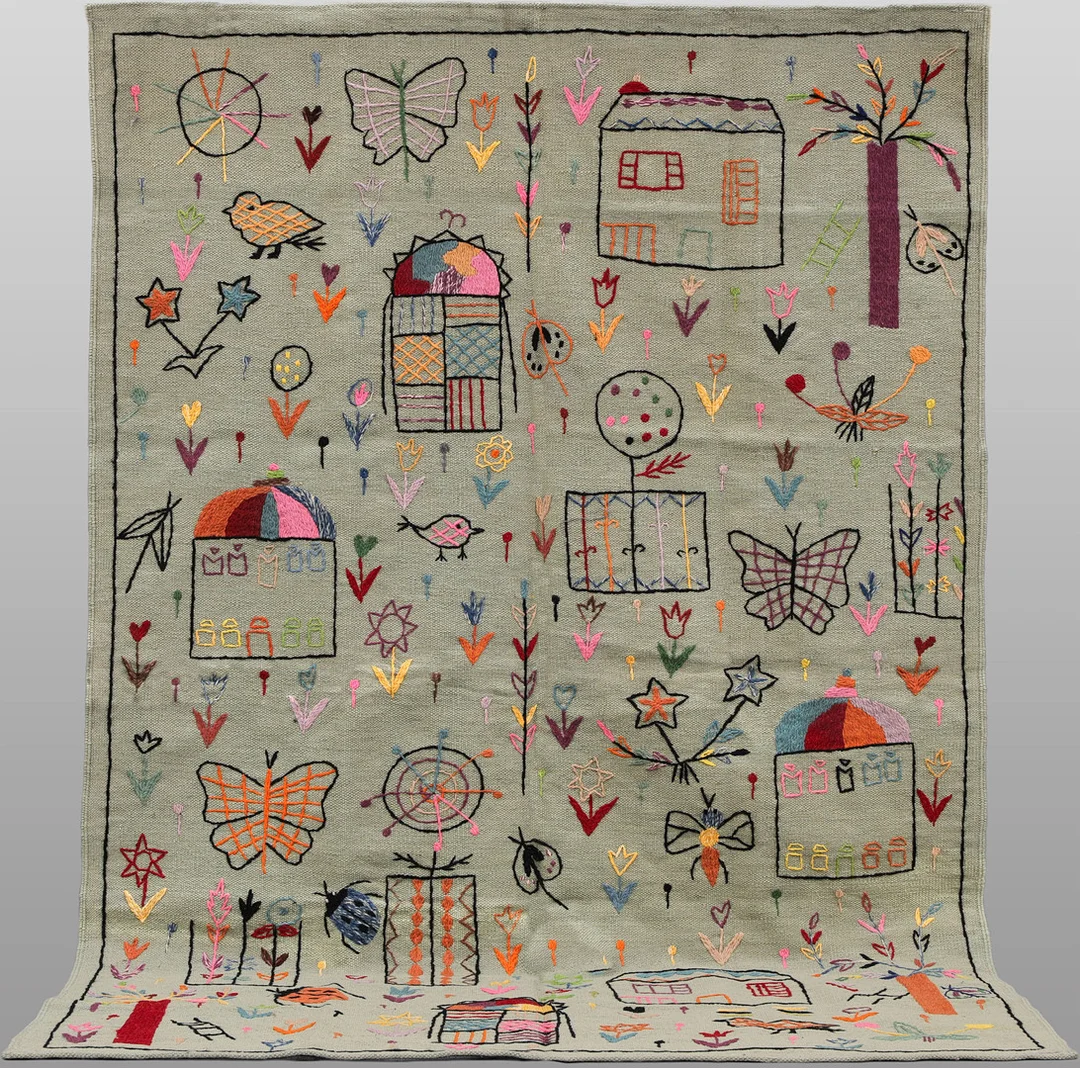 MATTA, Kelim med handbroderad dekor, cirka 240 x 155 cm. — Oriental Carpets & Textiles — RA Auktionsverket Norrköping