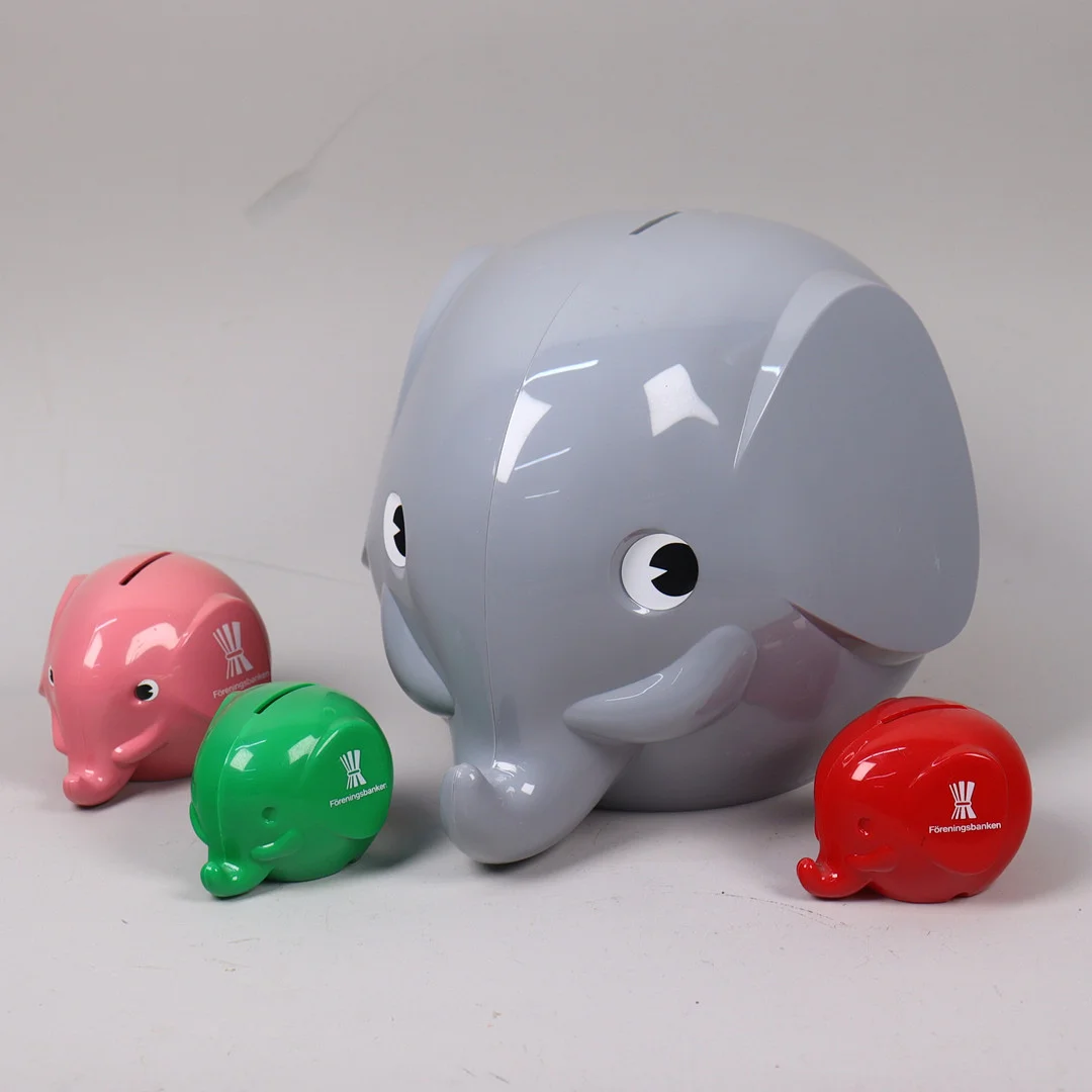 SPARBÖSSOR, "Myntrik", Föreningssparbanken, elefant, 4 st. — Other collectables — Markus Auktioner