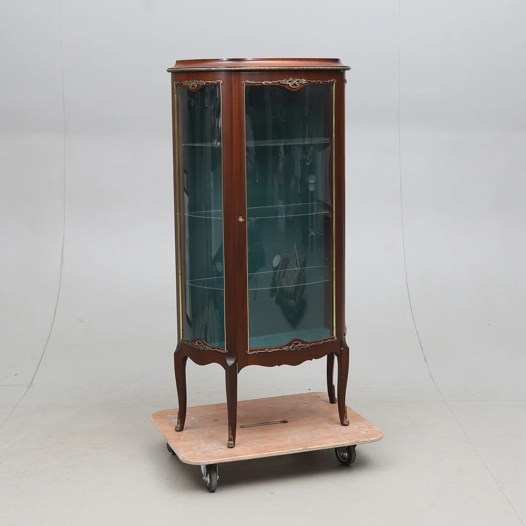 VITRINSKÅP, Louis XVI-stil, 1900-talets andra häldrt. — Cupboards, Cabinets & Shelves — Gomér & Andersson Norrköping