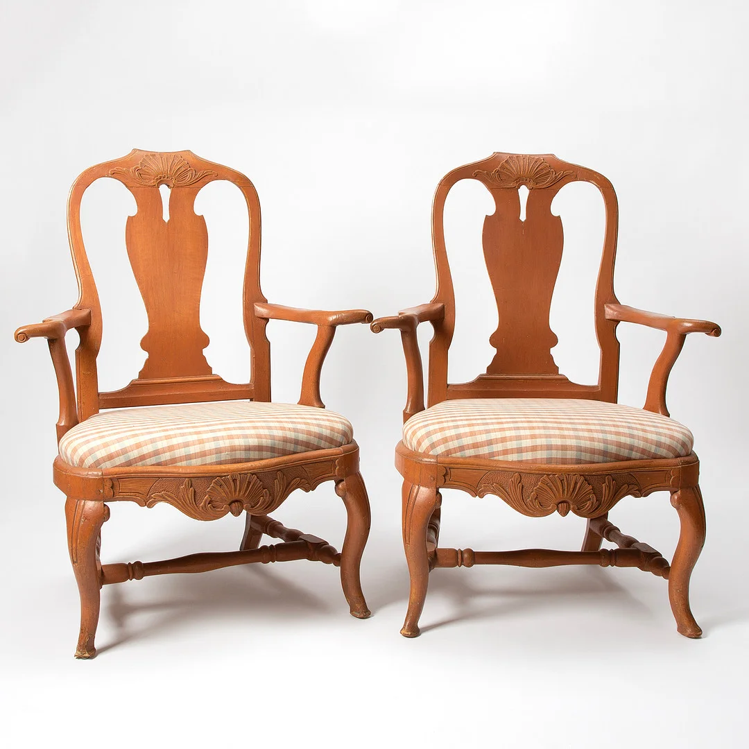 ARMLÄNSSTOLAR, ett par, stockholmsarbeten i rokoko, 1700-talets tredje kvartal, träskuren dekor. — Armchairs & Chairs — Stockholms Auktionsverk Göteborg