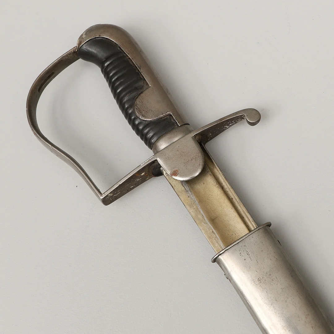 SABEL, svensk, m/1831, för manskap vid artilleriet, med stålbalja. — Edged weapons — Crafoord Auktioner Malmö