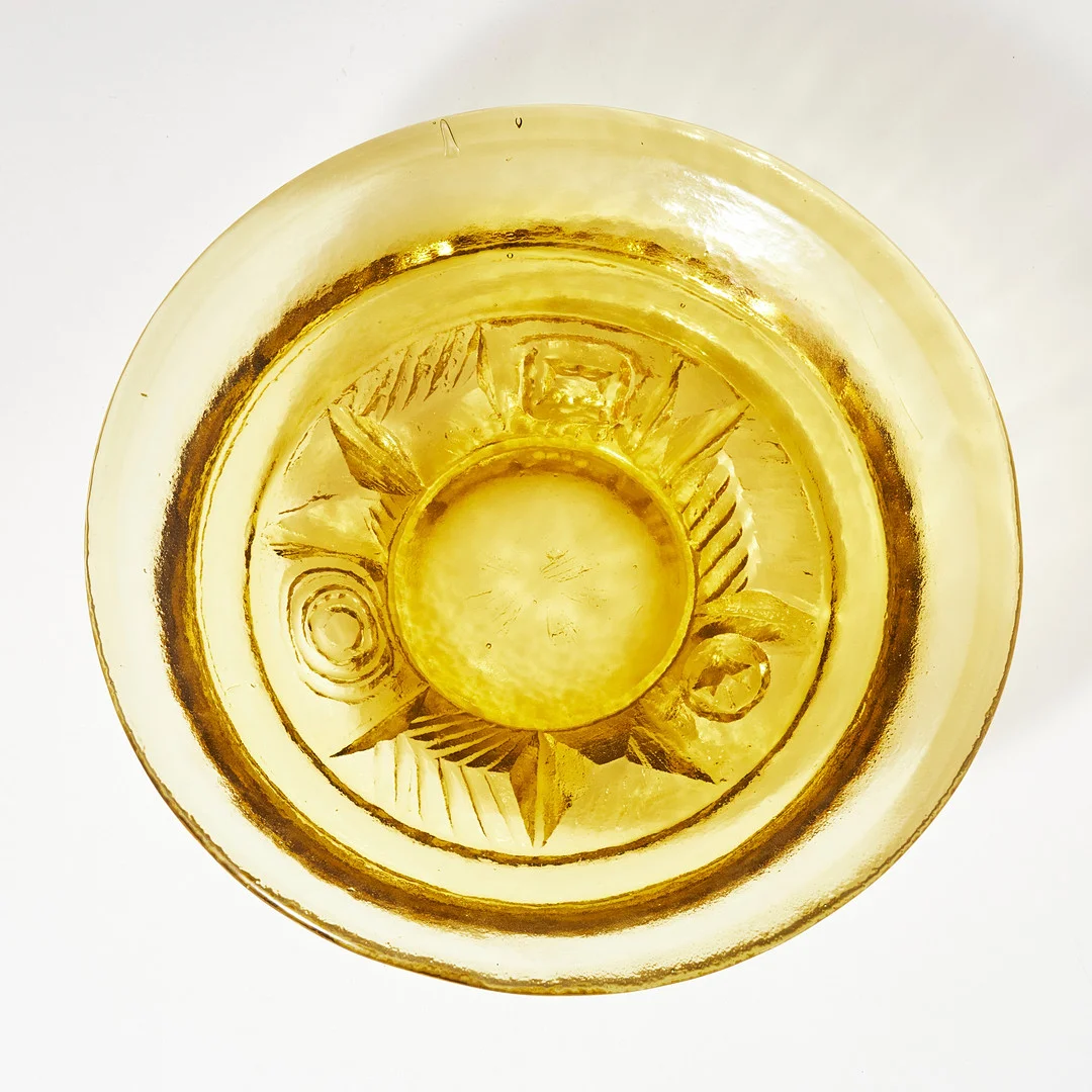 CHRISTER SJÖGREN. Skål, Lindshammars Glasbruk, 1960-tal, gjuten gul glasmassa med geometrisk dekor. — Art glass — Stockholms Auktionsverk Magasin 5