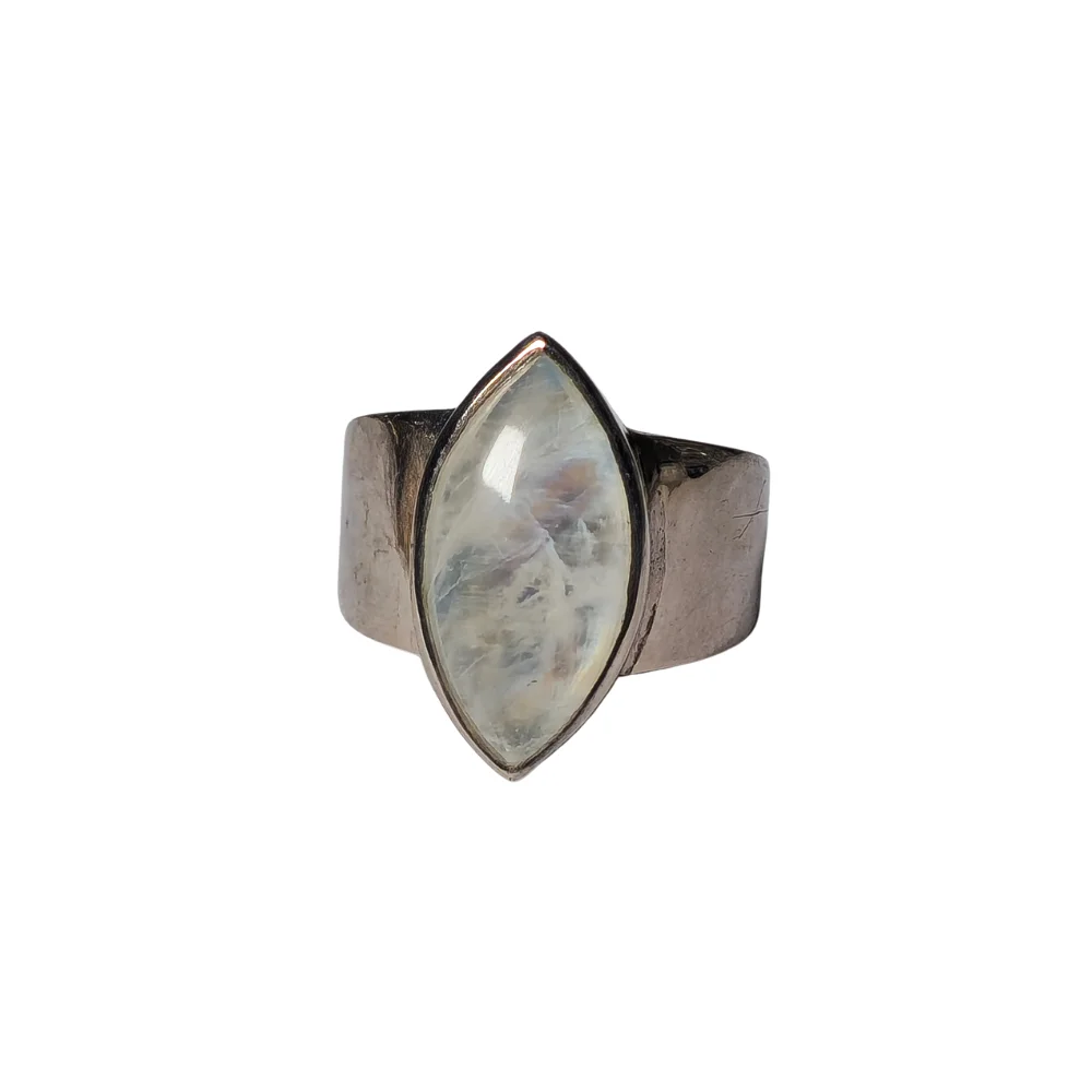 Anillo en plata con piedra luna en talla marquise. — Rings — Barcelona Auctions