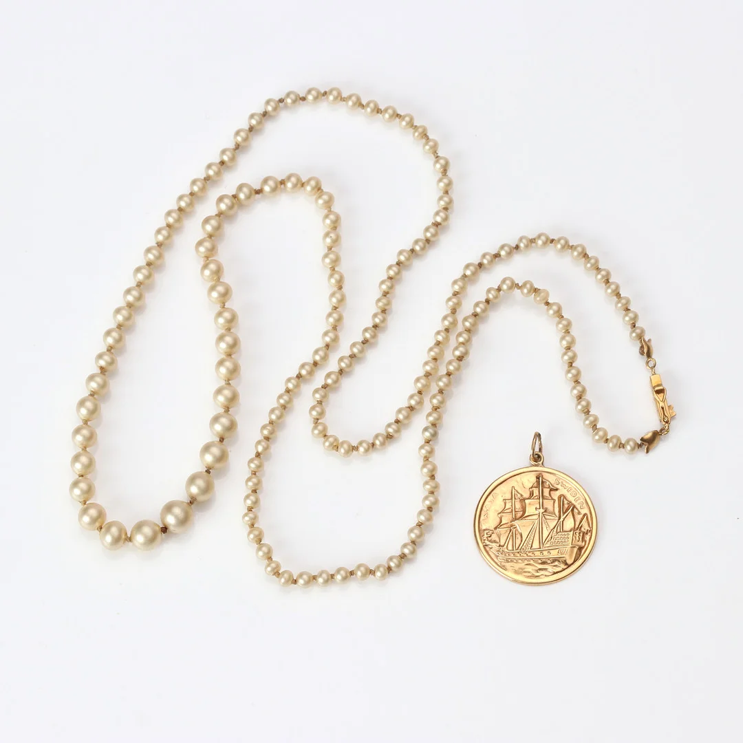 GULDSMYCKEN, TVÅ ST. Hänge och collierlås i 18k guld, vikt hänget ca 2,8 gram. — Jewellery — Skånes Auktionsverk