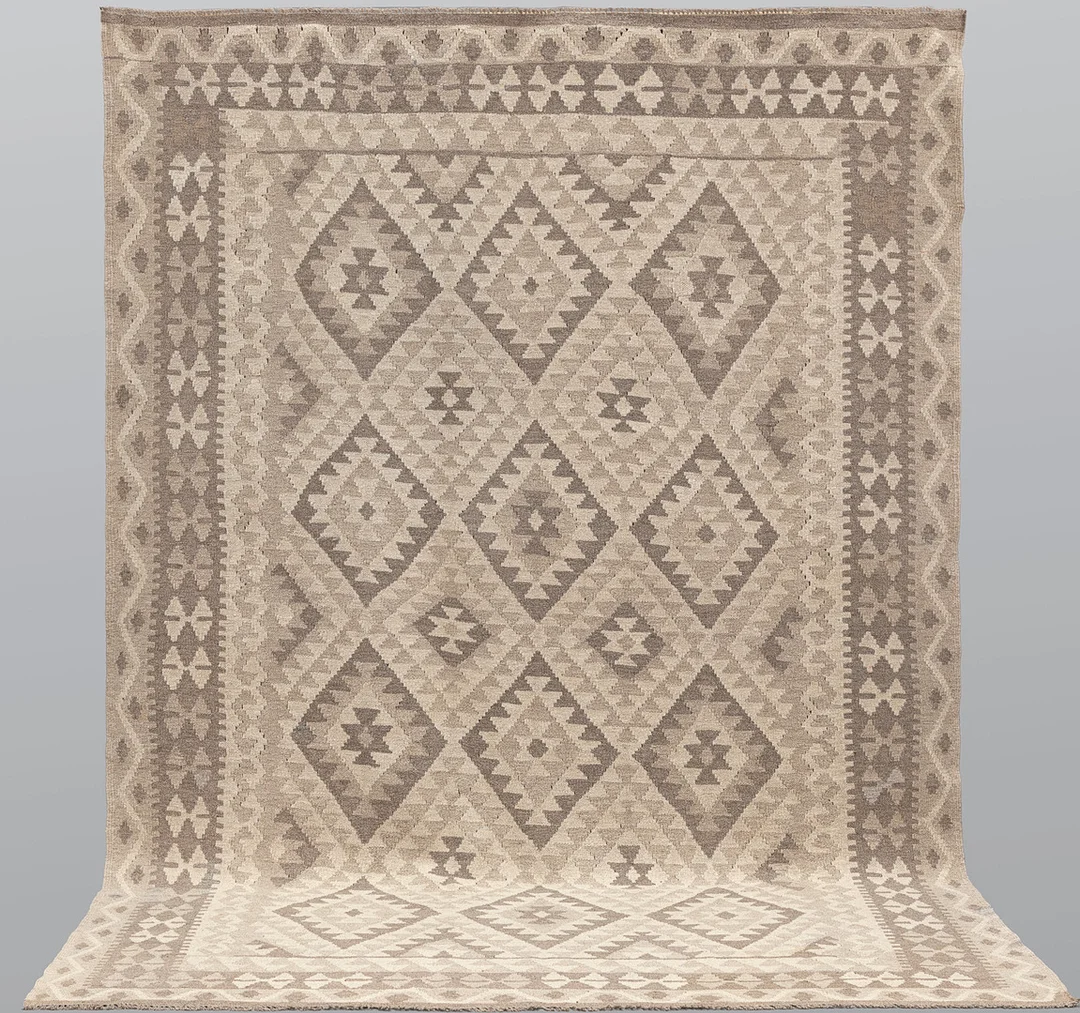 MATTA. Kelim naturfärgad, 279 x 201 cm. — Oriental Carpets & Textiles — Södermanlands Auktionsverk