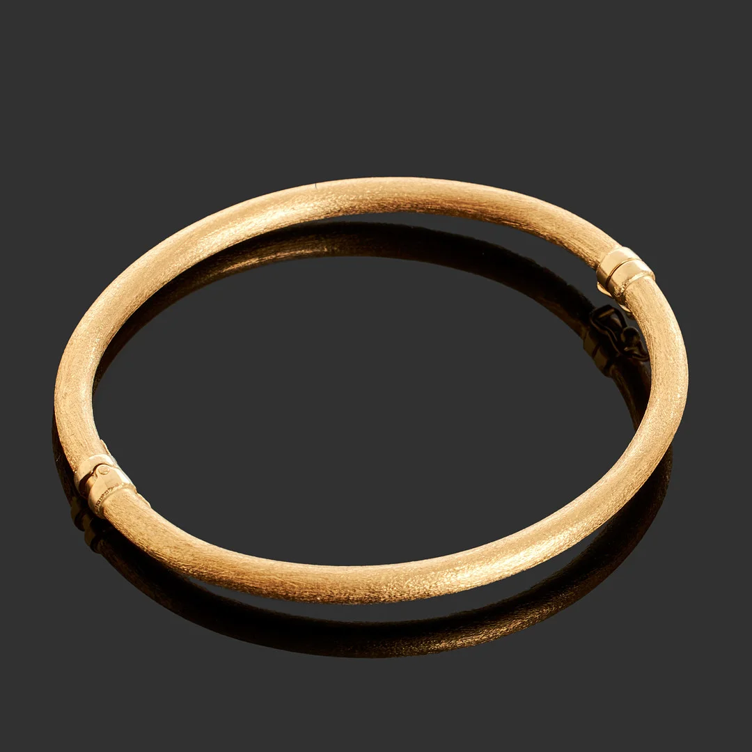ARMRING, 18K guld, strukturerad yta. — Bracelets — Crafoord Auktioner Stockholm