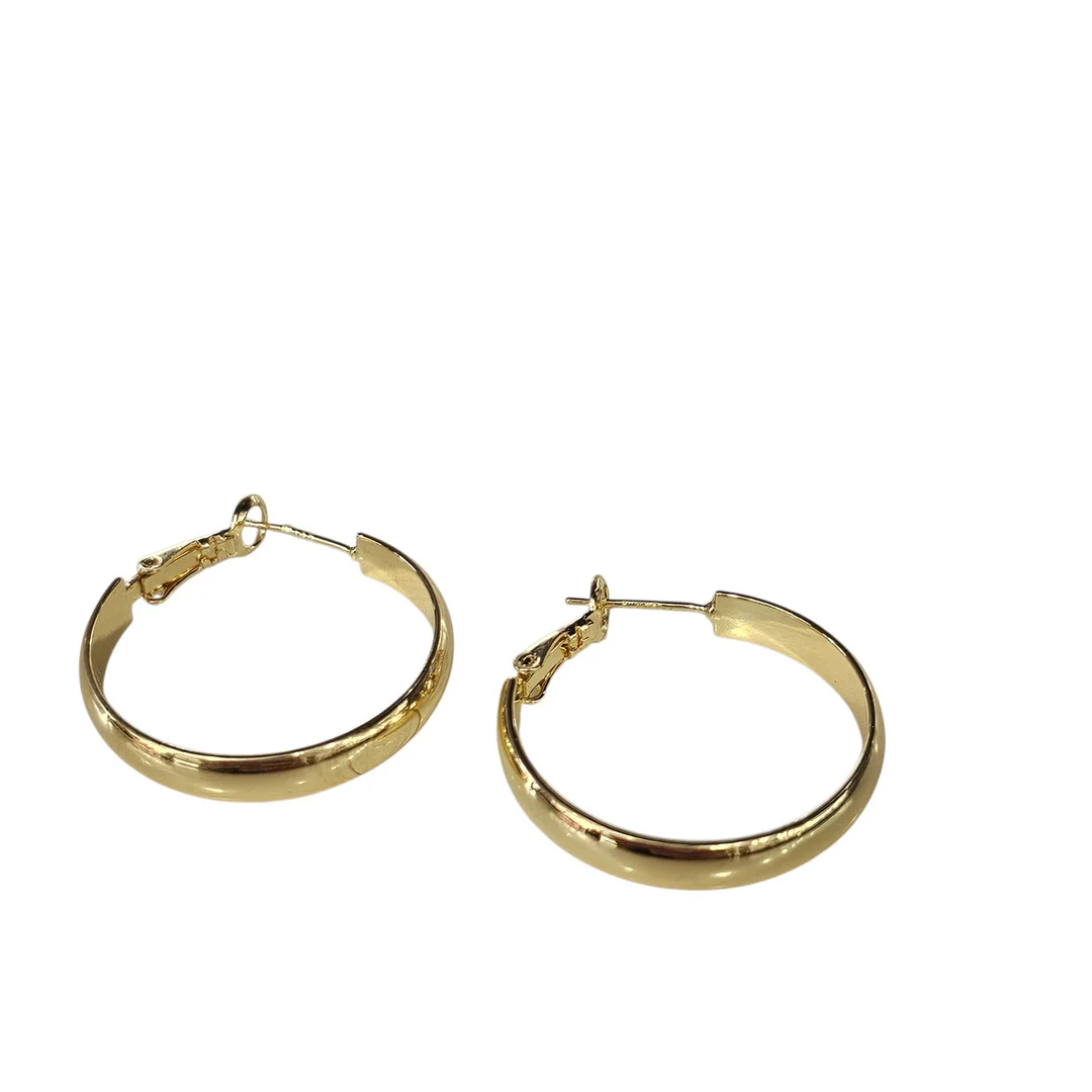 Pendientes criollas en metal dorado. — Earrings — Arce Auctions