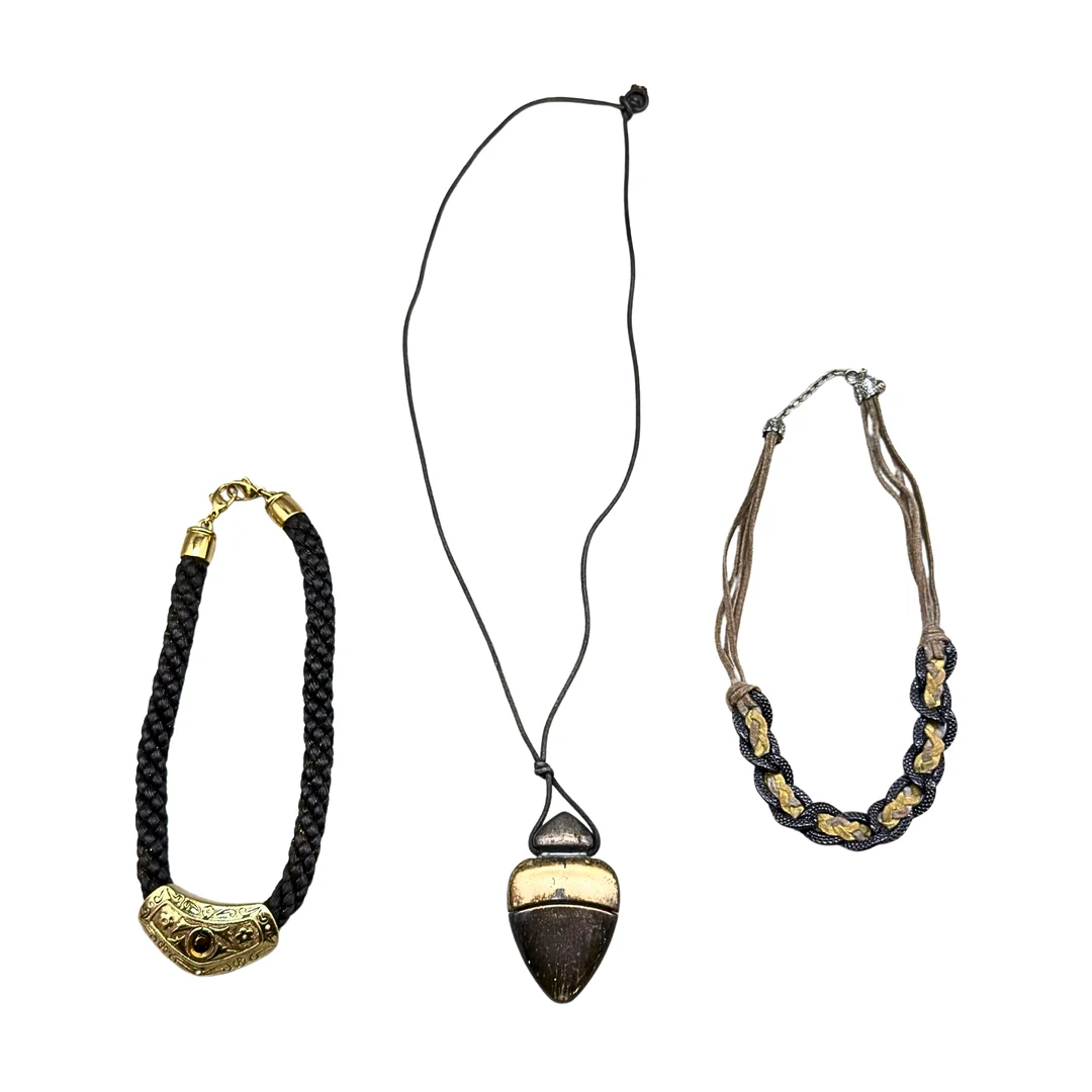 KONVOLUT AUS DREI VERSCHIEDENEN KETTEN. — Jewellery — Auktionshaus Stuber's Hammerschlag