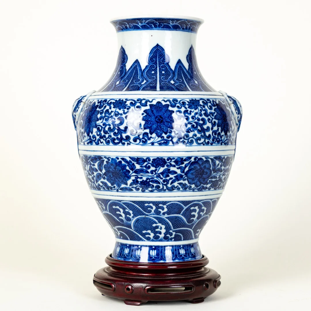 Blau-weiße Vase in archaischer Hu-Form, Qianlong-Marke, China, späte Qing-Dynastie bis Republik-Zeit. — Ceramics & Porcelain — Stockholms Auktionsverk Hamburg