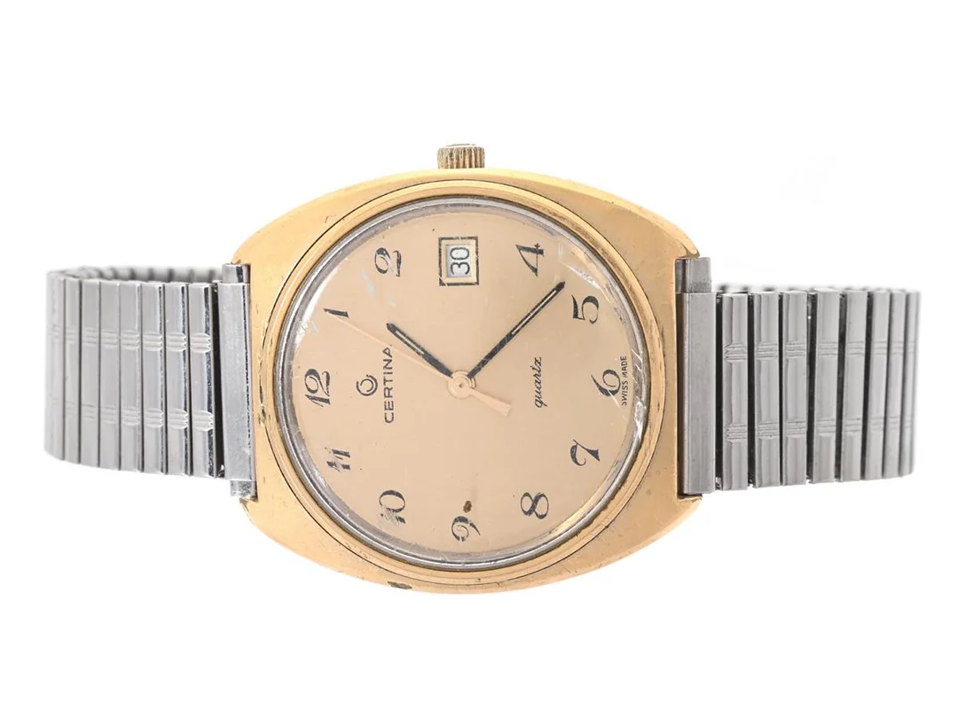 CERTINA, herrur, 36 mm, Boett nr. 750.3011.25, doublé (delvis bortnött), quartz (går ej), plexiglas (skadat), datum, skadad boett, ca 1980, metallänk ej original. — Klockor/Certina — Kaplans