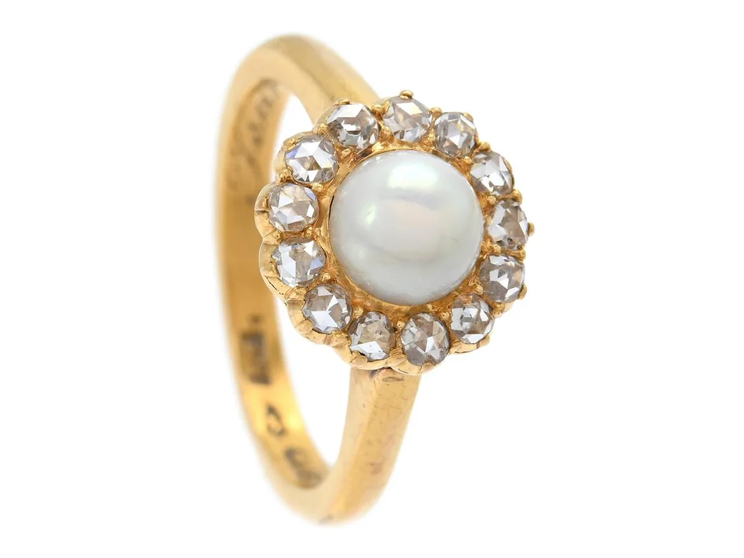 RING, 23K guld, fattning i 18K guld, halv flodpärla, rosenslipade diamanter, stl 17 mm, vikt 5,9 g, omarbetad. — Smycken/Ring — Kaplans