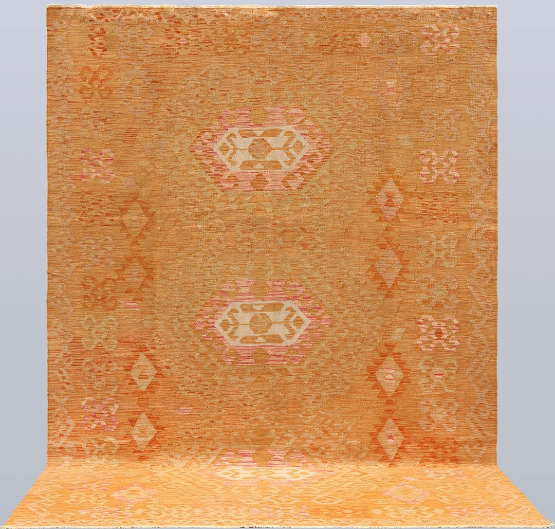 MATTA. Kelim klassisk design, 294 x 202 cm. — Oriental Carpets & Textiles — Södermanlands Auktionsverk