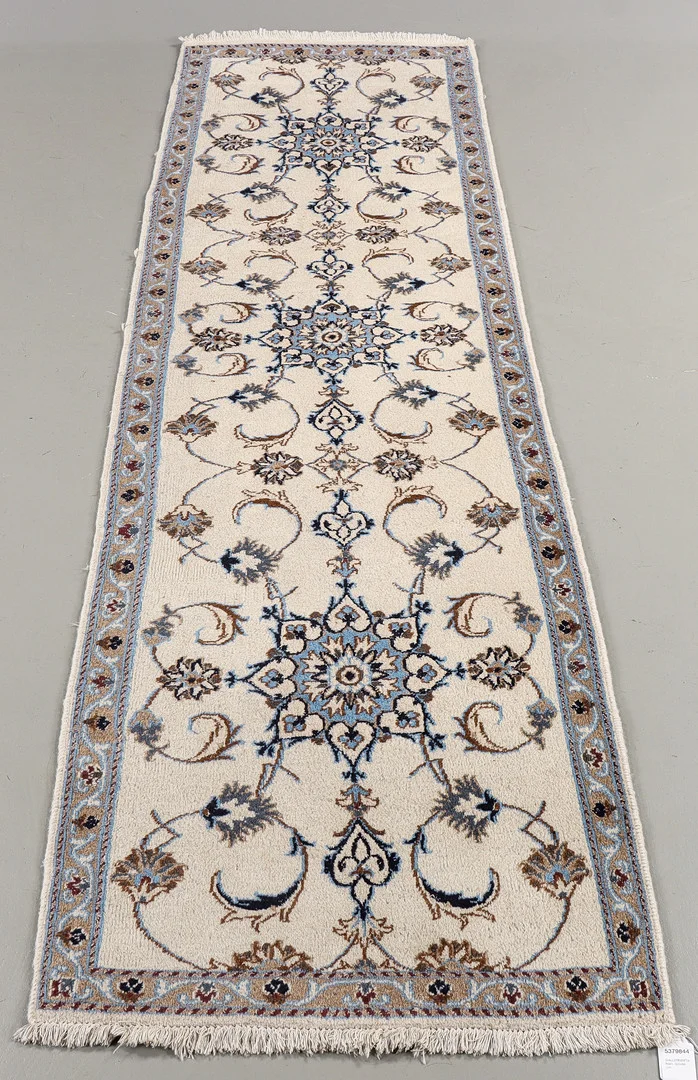 GALLERIMATTA Nain, 300x84 cm. — Persian Carpets & Textiles — Karlstad Hammarö Auktionsverk