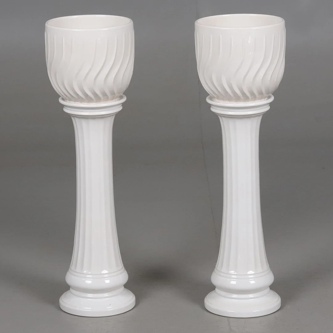 PIEDESTALER med YTTERFODER. Ett par (4 delar). Keramik, 1900-talets andra hälft. — Ceramics & Porcelain — Örebro Stadsauktioner