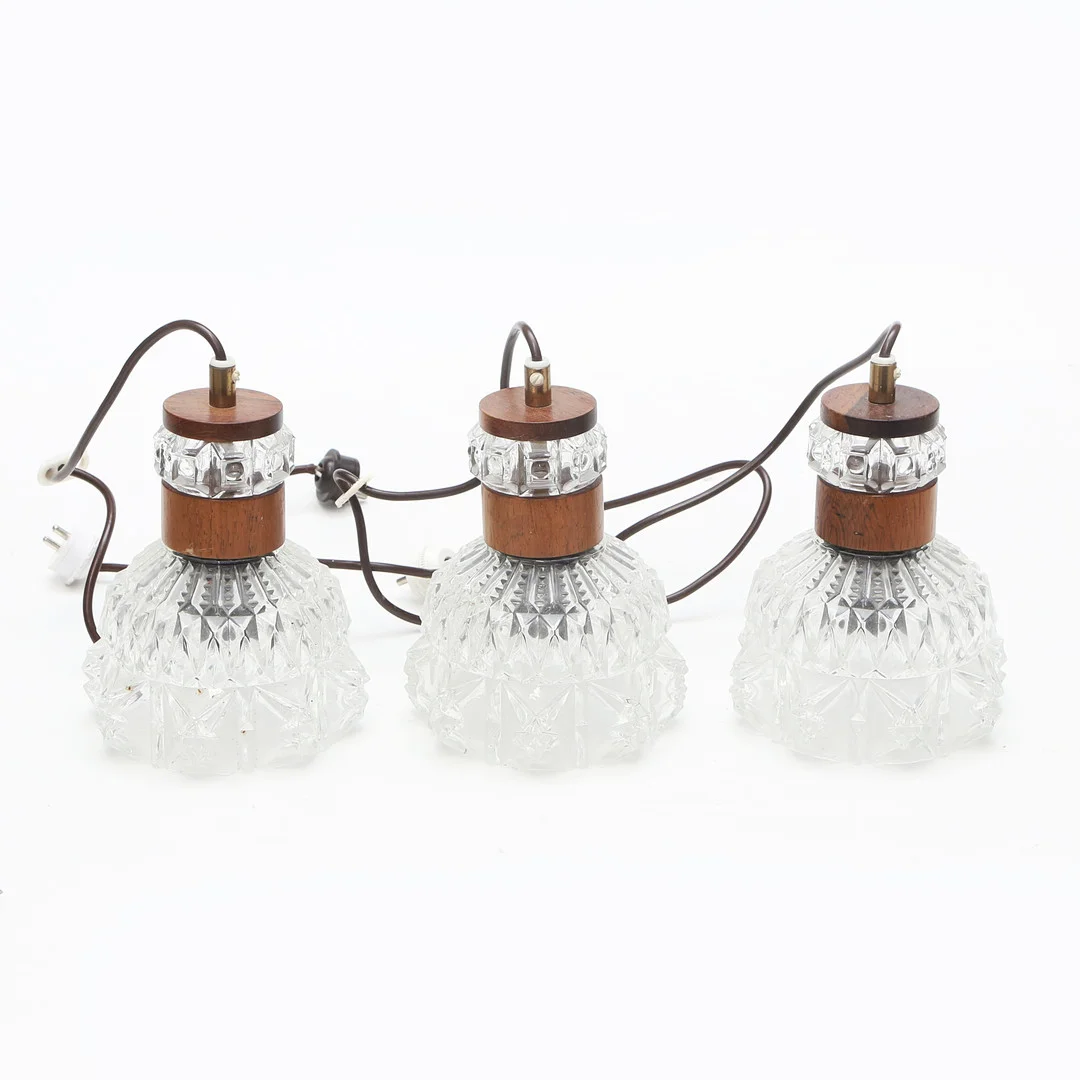 FÖNSTERTAKLAMPOR 3 st, glas/trä. — Ceiling lights — Kalmar Auktionsverk