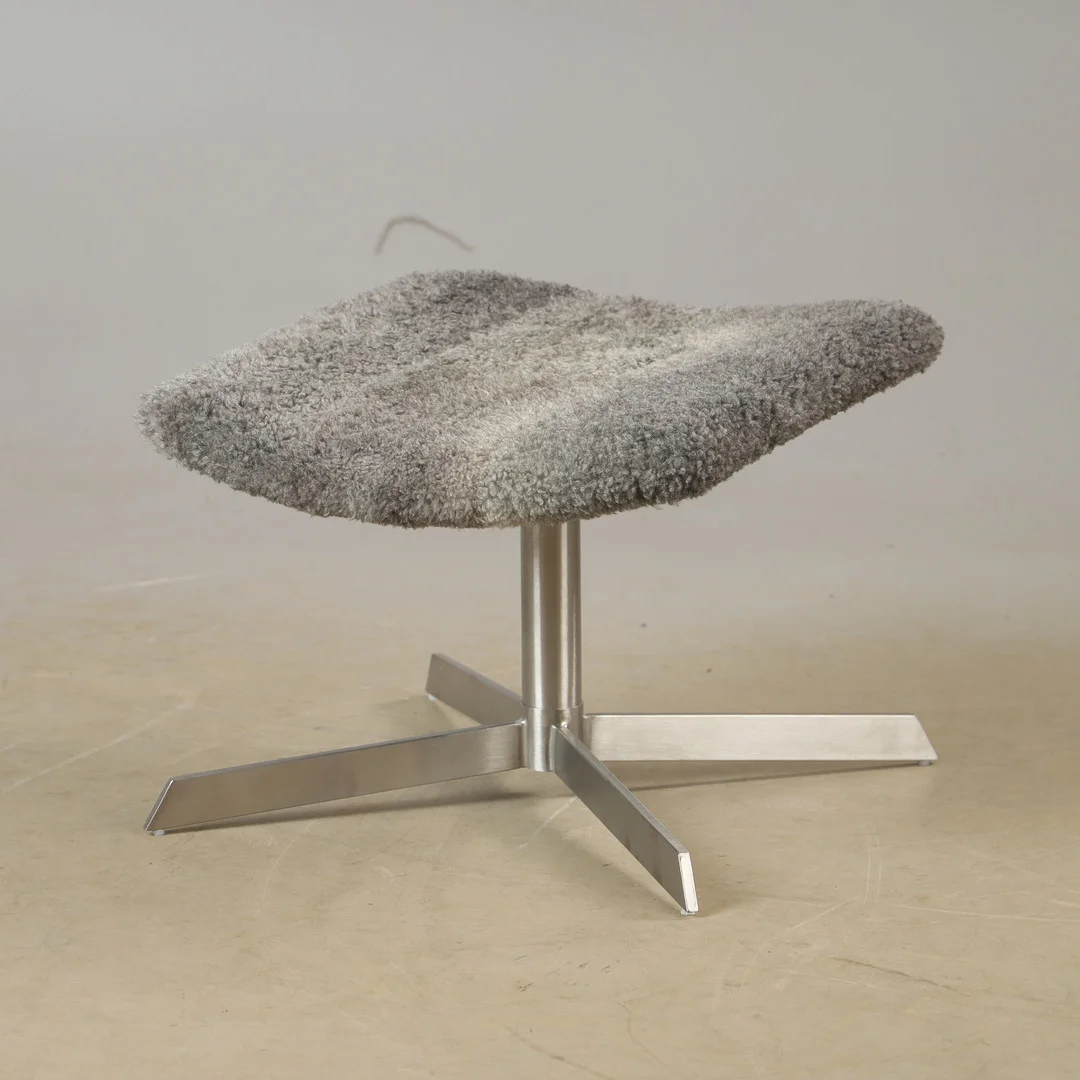 FOTPALL, fårskinn med metallunderrede, 2000-tal. — Armchairs & Chairs — Helsingborgs Auktionskammare