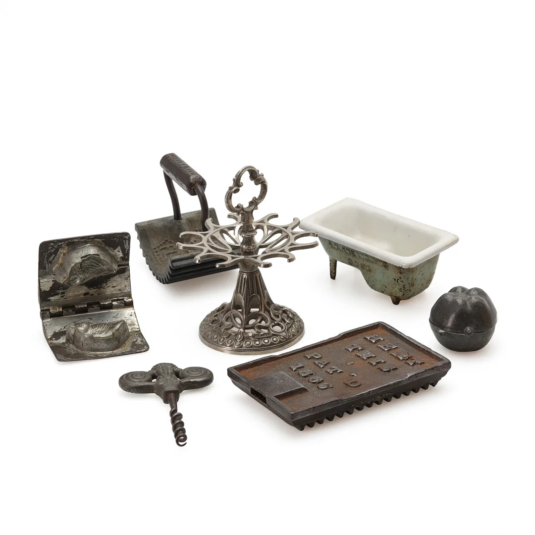 SAMLING BRUKSFÖREMÅL, tenn, metall och gjutjärn. — Other metals — Auktionsmagasinet Vänersborg