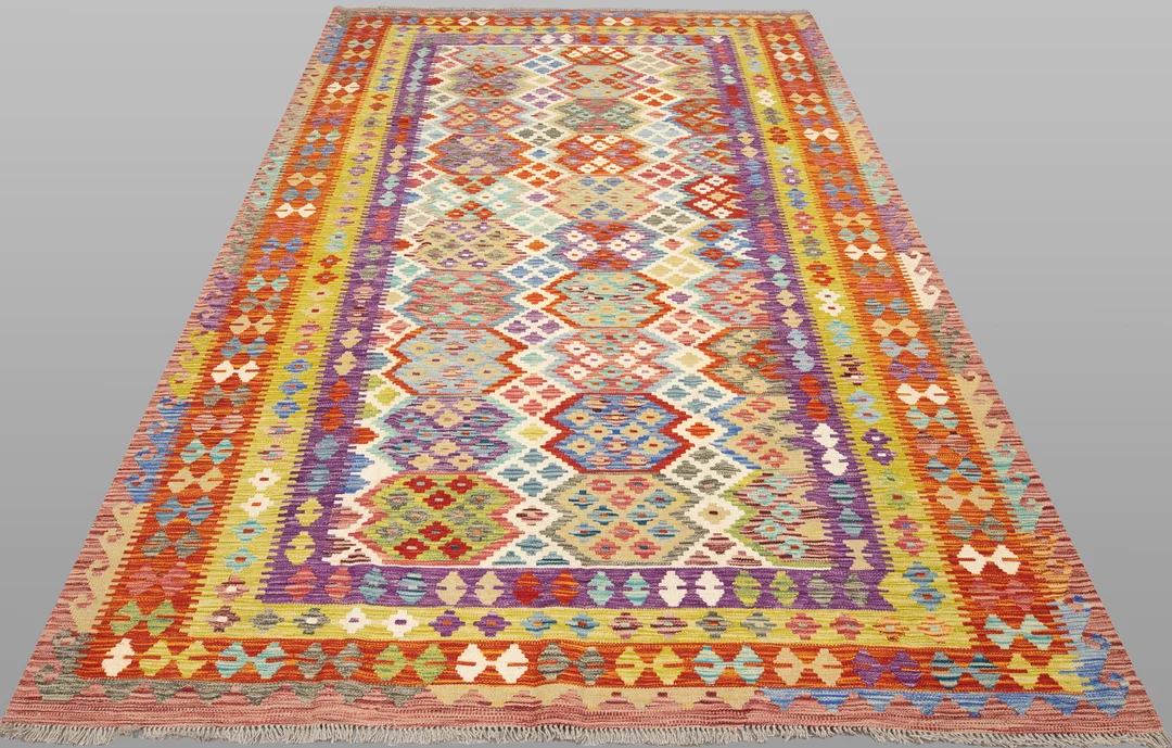 MATTA. Kelim klassisk design, 293 x 205 cm. — Oriental Carpets & Textiles — Södermanlands Auktionsverk