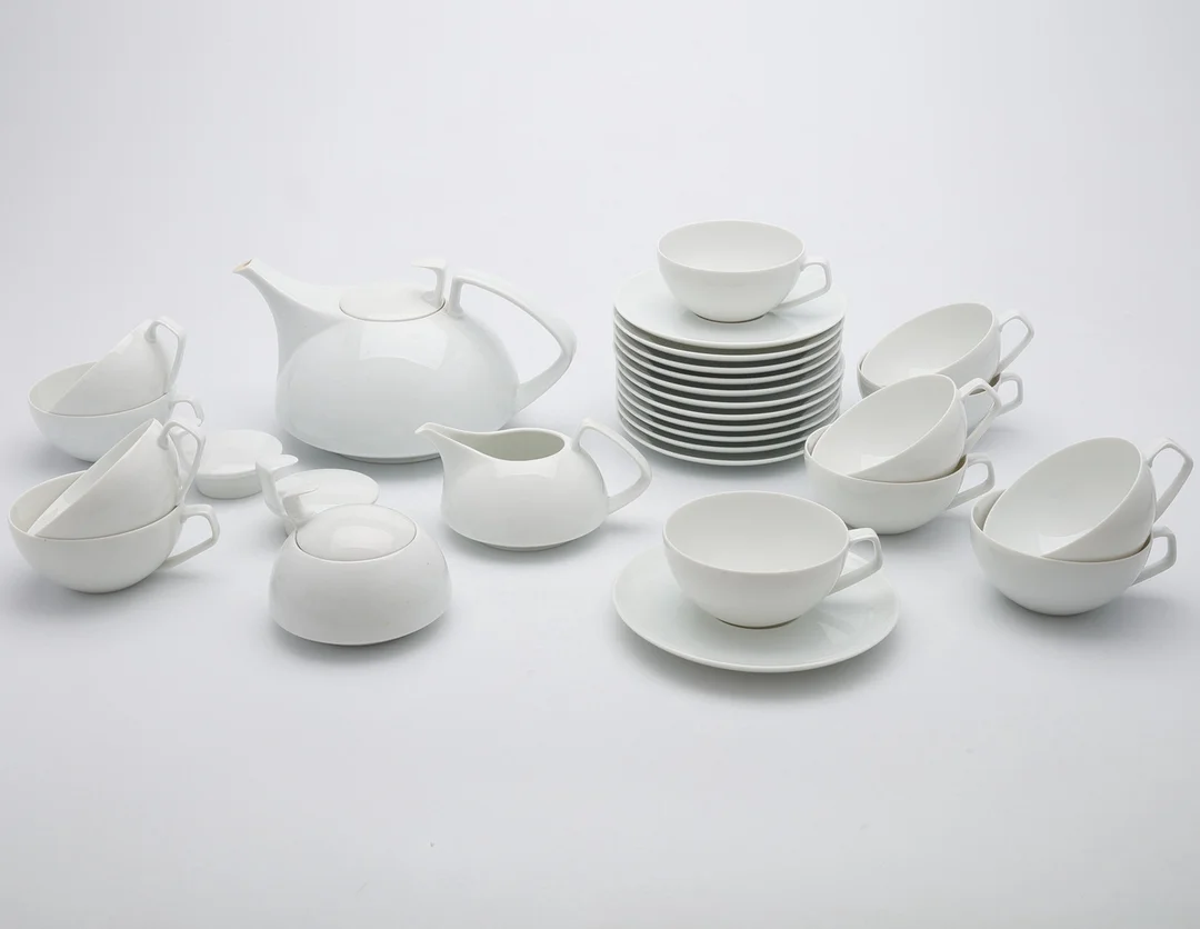 WALTER GROPIUS 1883-1969 & LOUIS MCMILLEN 1916-1998. TESERVIS, "TAC", 15 DELAR, PORSLIN, ROSENTHAL, DESIGNAD 1969. — Tableware — Crafoord Auktioner Lund