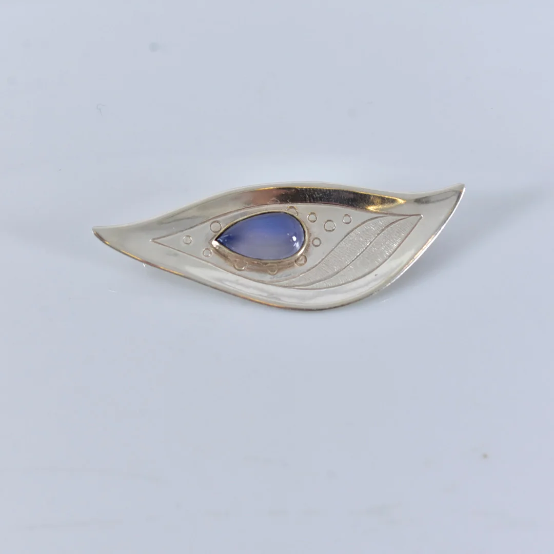 BROSCH, silver, Ge-Kå Kaplan Stockholm 1956. — Brooches & Pendants — Halmstads Auktionskammare