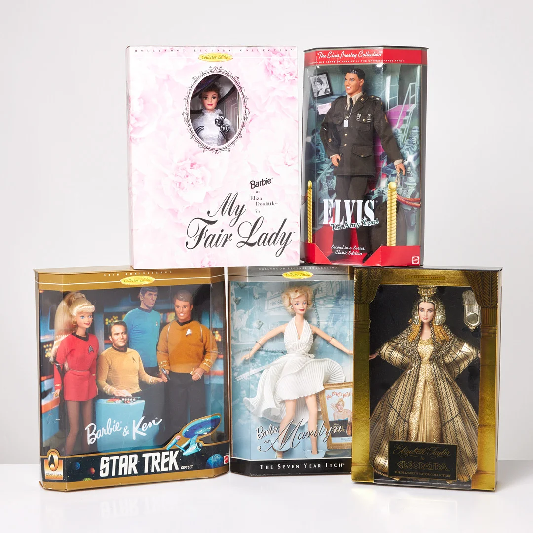 MATTEL, 5 st, "Elvis The Army Years" 1999, "Barbie as Marilyn" 1997, "Elizabeth Taylor i Cleopatra" 1999, "Barbie & Ken, Star Trek Collector Gift Set" 1996, "Barbie as Eliza Doolittle in My fair Lady" 1995, i originallådor. — Dolls & Teddybears — Stockholms Auktionsverk Sickla