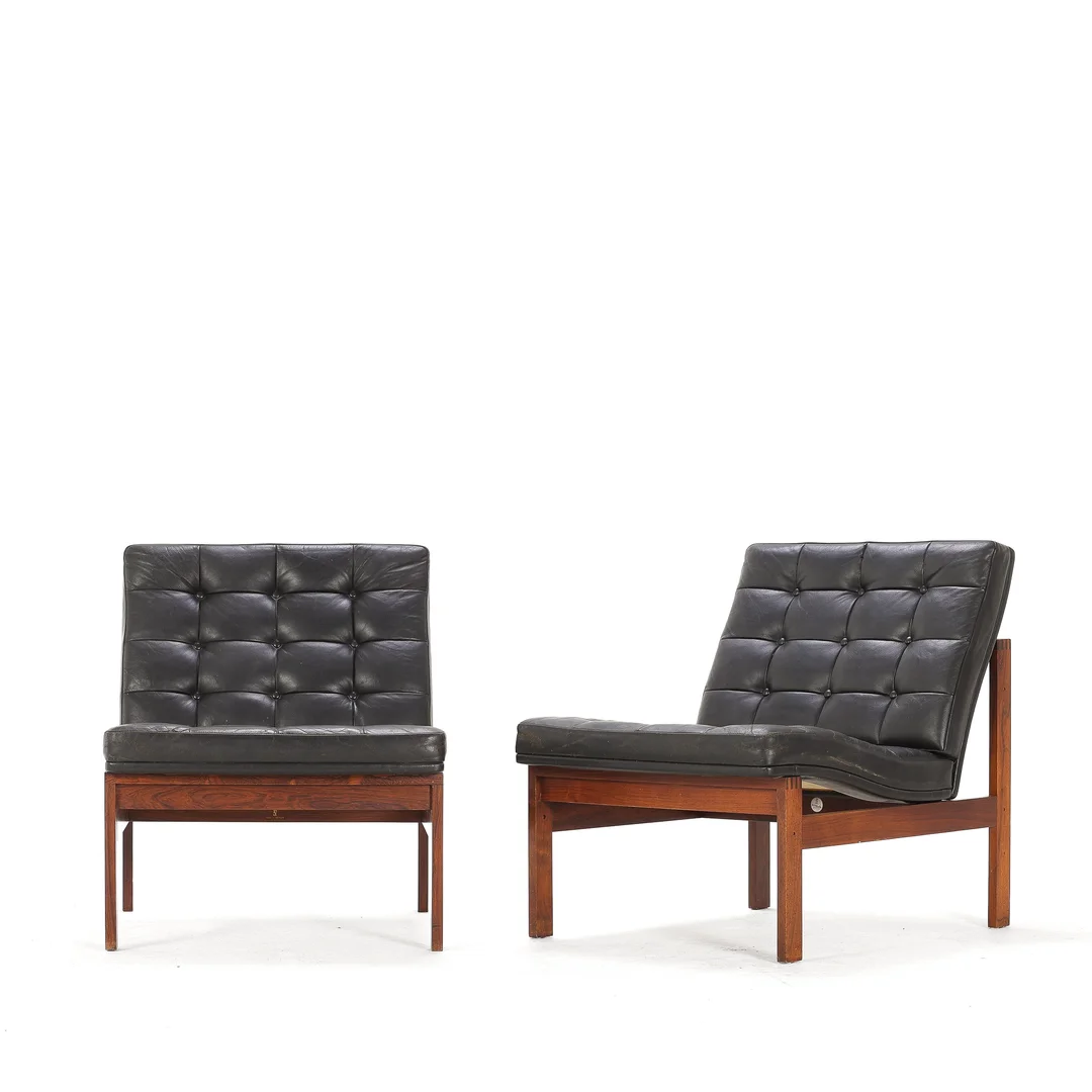 Torben Lind & Ole Gjerløv-Knudsen: A pair of lounge chairs, 'Moduline' rosewood and black leather (2) — Furniture/Lounge chairs — Lauritz