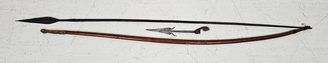 VAPEN, 3 delar, Afrika. — Guns & Rifles — Auktionshuset Thörner & Ek