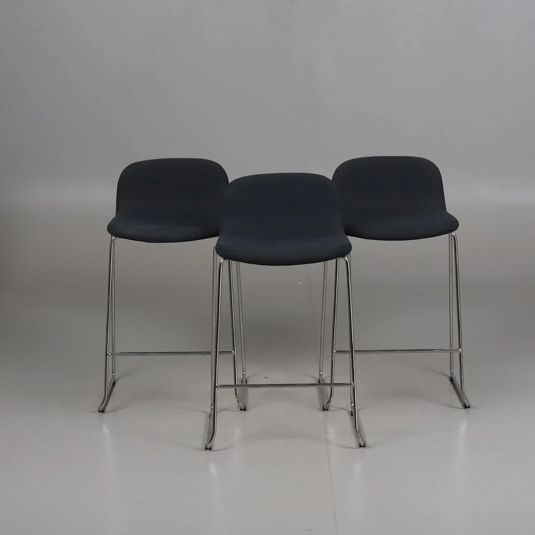 BARSTOLAR. 3 st. Stoppad tygsits med kromad stomme, etikettmärkta, Materia Neo, samtida. — Armchairs & Chairs — Örebro Stadsauktioner