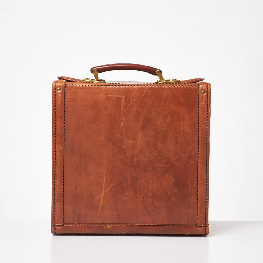 VÄSKA, Ferraris logotyp präglat i lädret, Cuoio Design Modena, 1900-talets tredje kvartal, tillverkad i brunt läder med spännen och lås i mässingsfärgad metall. — Vintage & Designer Fashion — Stockholms Auktionsverk Sickla