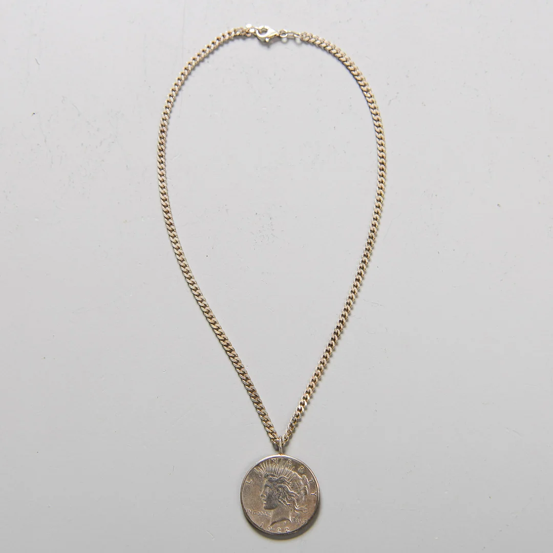 HÄNGE med KEDJA, av Liberty Peace dollar 1922, sterlingsilver. — Silver — Formstad Auktioner