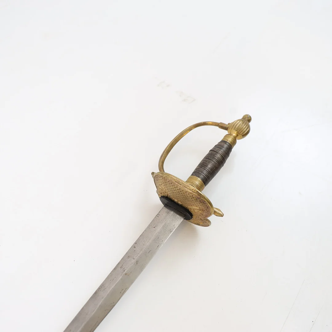 VÄRJA, Svensk, för infanteriofficer, 1800-talets andra hälft. Lindat handtag med dekorer i mässing, klinga av stål. — Edged weapons — Falun Auktionsbyrå
