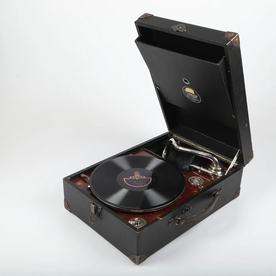 RESEGRAMMOFON SAMT STENKAKOR, Hirschs. — Technica & Nautica — Helsingborgs Auktionskammare