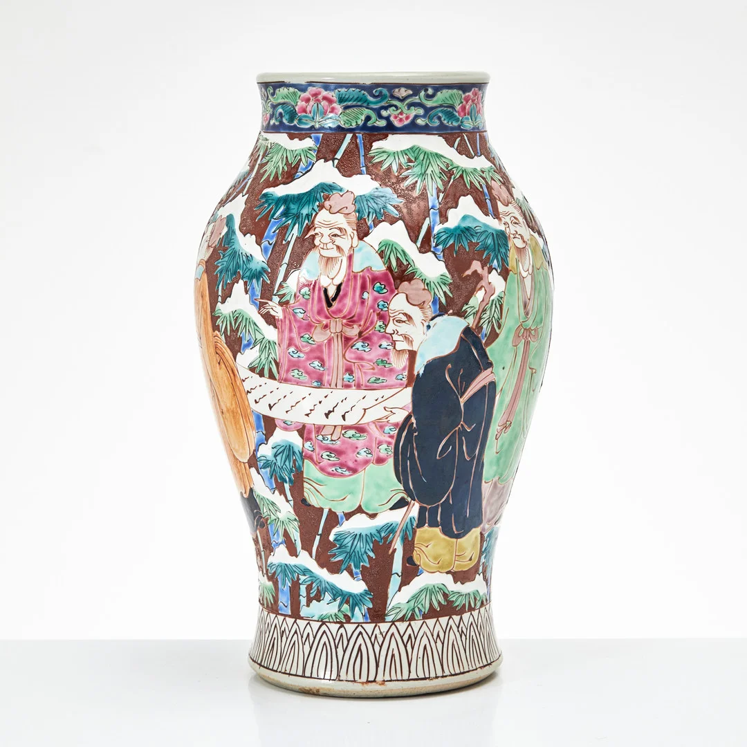 VAS, porslin, Japan, 1900-tal, dekor med figurscen. — Ceramics & Porcelain — Stockholms Auktionsverk Magasin 5