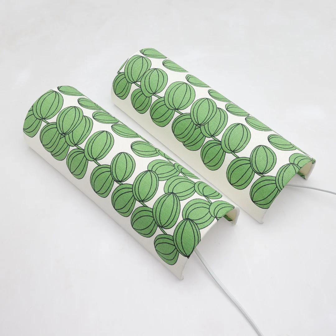 VÄGGLAMPOR, ett par, Färg & Form Sweden, klädda i "Celotocaulis " av Josef Frank, samtida. — Wall Lights — Gomér & Andersson Norrköping
