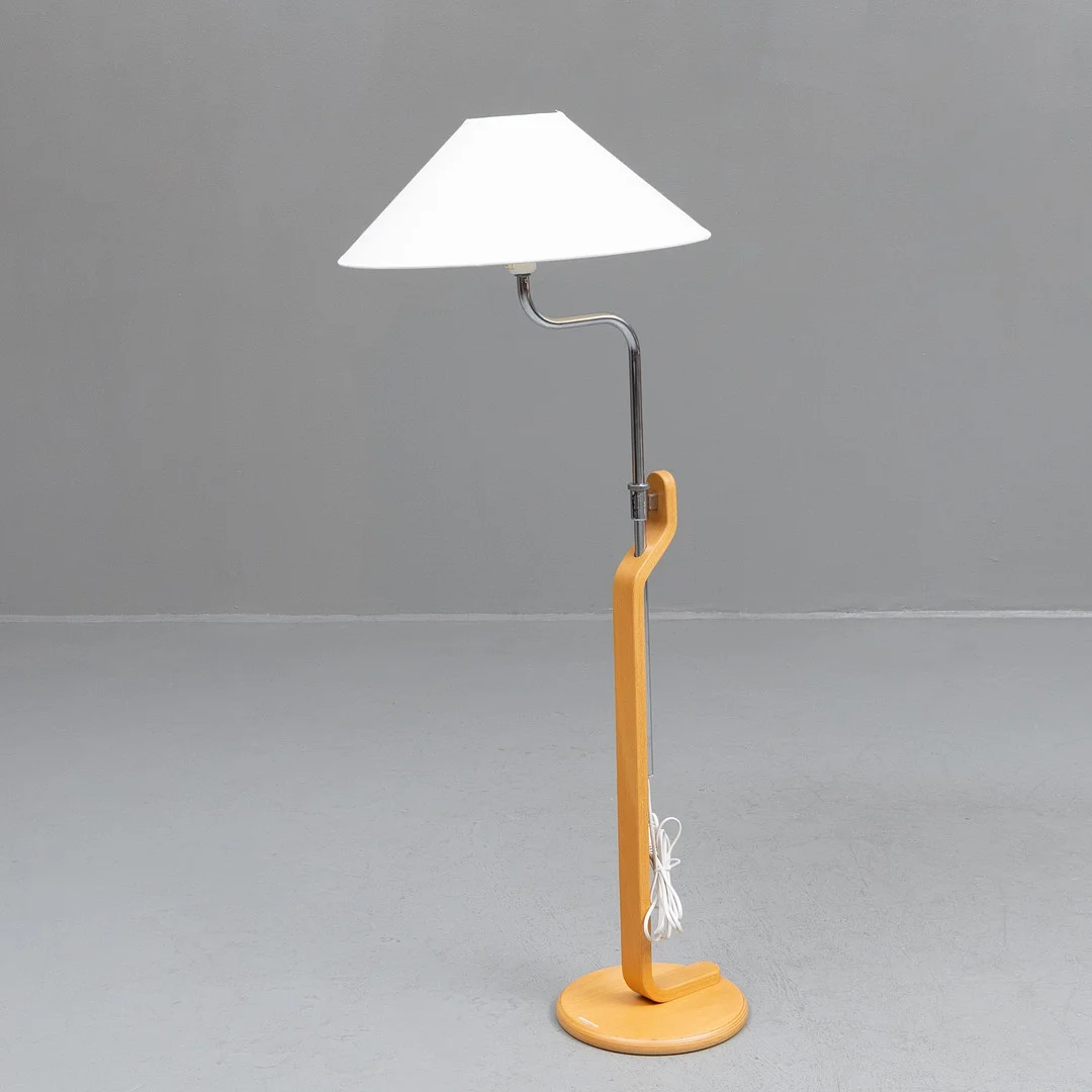 LARS BESSFELT. Golvlampa, "Grevie", Ateljé lyktan, Åhus. — Floor lights — Garpenhus Auktioner