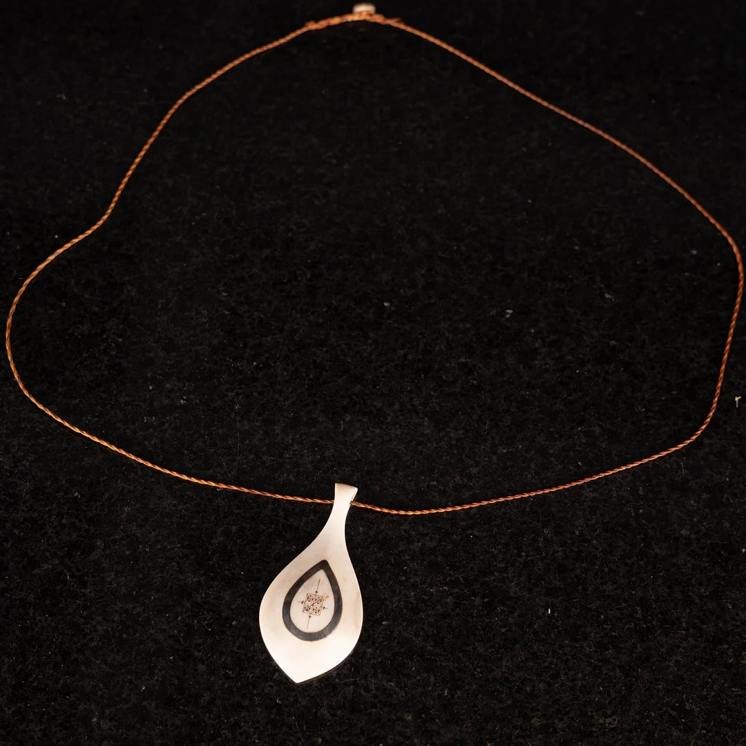SUNE ENOKSSON. Halsband, Sameslöjd, Renhorn, Signerad. — Sami Arts & Crafts — Norrlands Auktionsverk