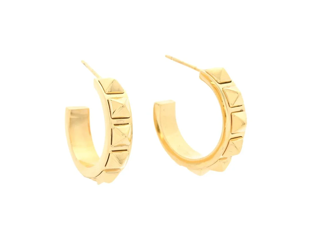 SKULTUNA, örhängen, järn, guldpläterade, "Rivet Earrings", ytterdiameter 1,9 cm, stift, etui samt smyckespåse, vikt 9,35 g. — Smycken/Örhängen — Kaplans