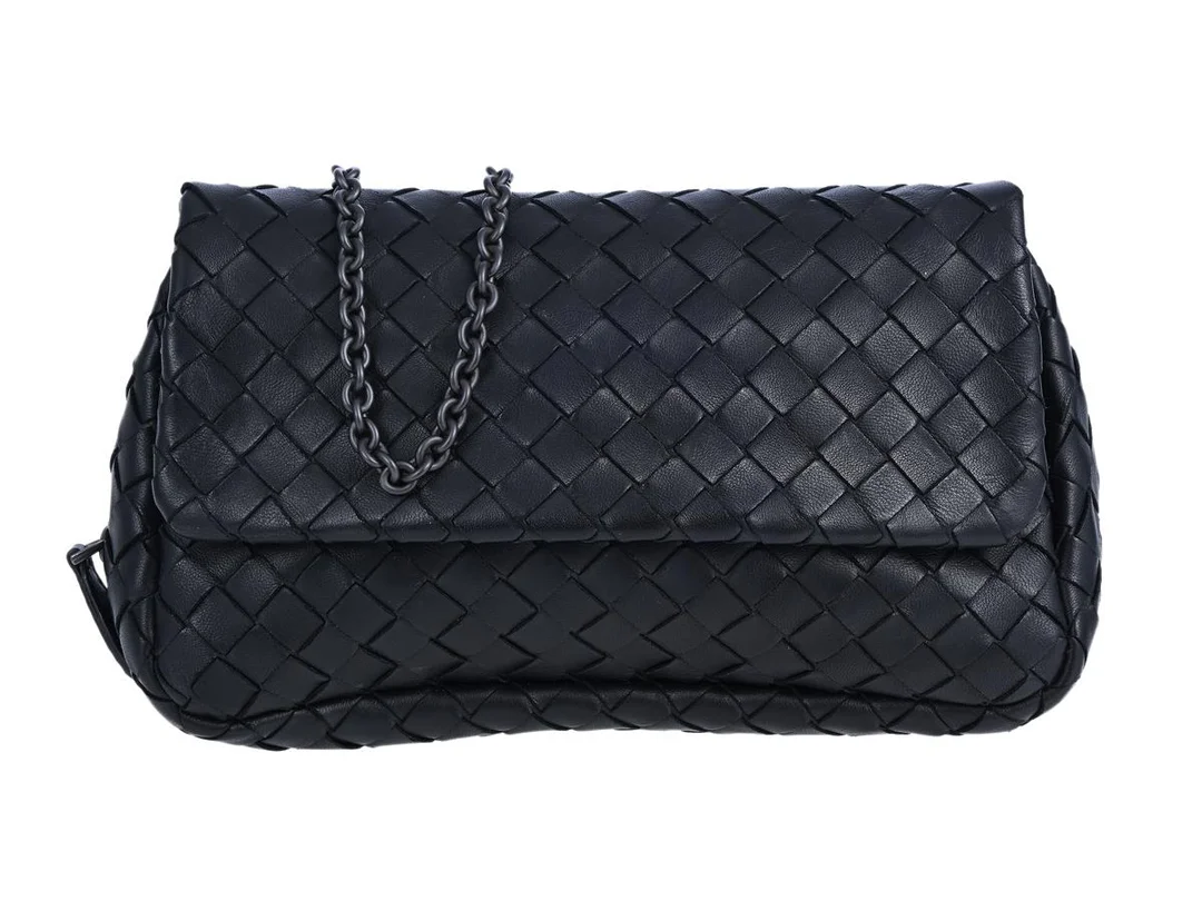 BOTTEGA VENETA, VÄSKA, svart Intrecciato läder, mörka silverfärgade beslag, 18,5x10,5x5,5 cm, avtagbar axelrem, dustbag. Very Good Condition. — Accessoarer/Väskor — Kaplans