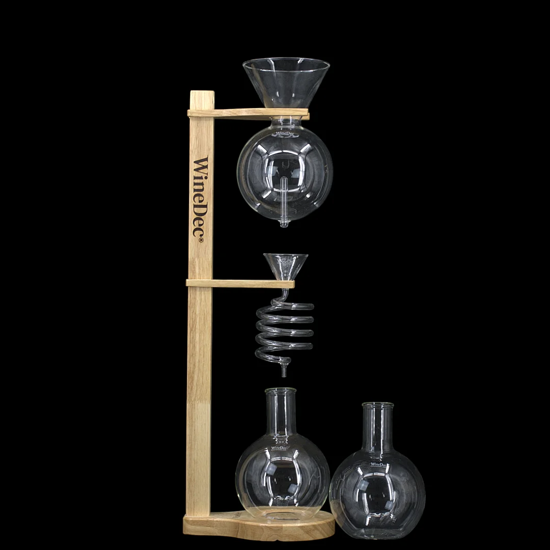 DECANTER, 4 + 1 delar, glas, ställning av trä, Scientific Lab Glass AB, nutida. — Other — Höganäs Auktionsverk