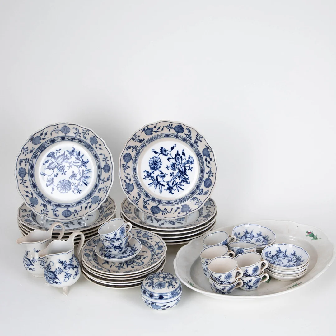 MEISSEN. Sammlung Geschirrteile mit Zwiebelmuster, 19./20. Jh. (42). — European — Stockholms Auktionsverk Hamburg