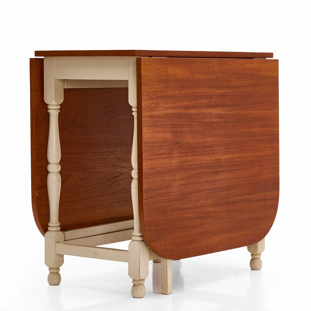 KLAFFBORD, skiva fanérad i teak, vitlackerat underrede, 1960-tal. — Tables — Crafoord Auktioner Stockholm