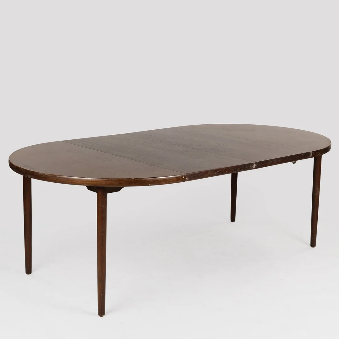 Cirkulært spisebord af bejdset eg med udtræk, Danmark, 1960'erne (3). — Dining tables — Palsgaard Kunstauktioner