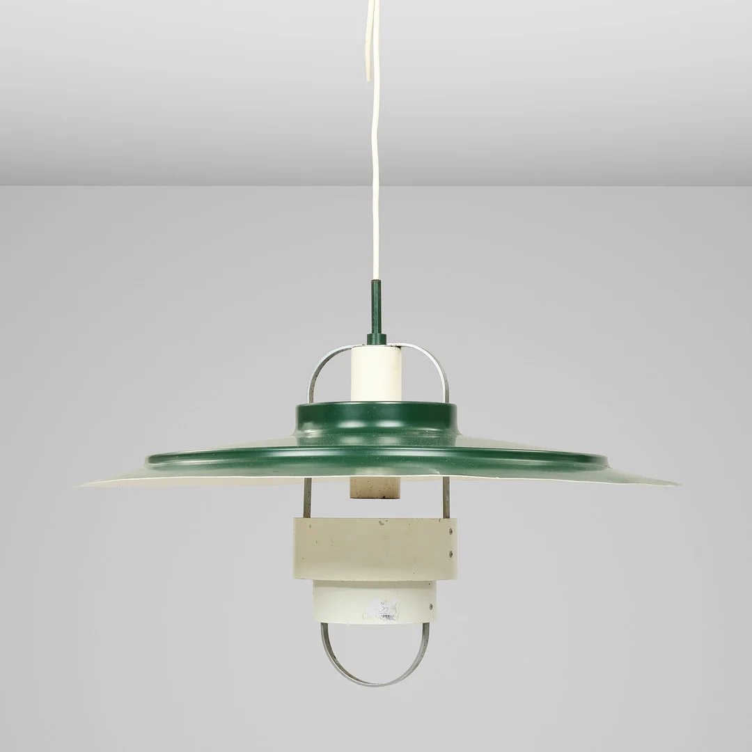 Loftlampe af grønlakeret og hvidlakeret metal. 1900 tallets sidste halvdel. — Ceiling lights — Palsgaard Kunstauktioner