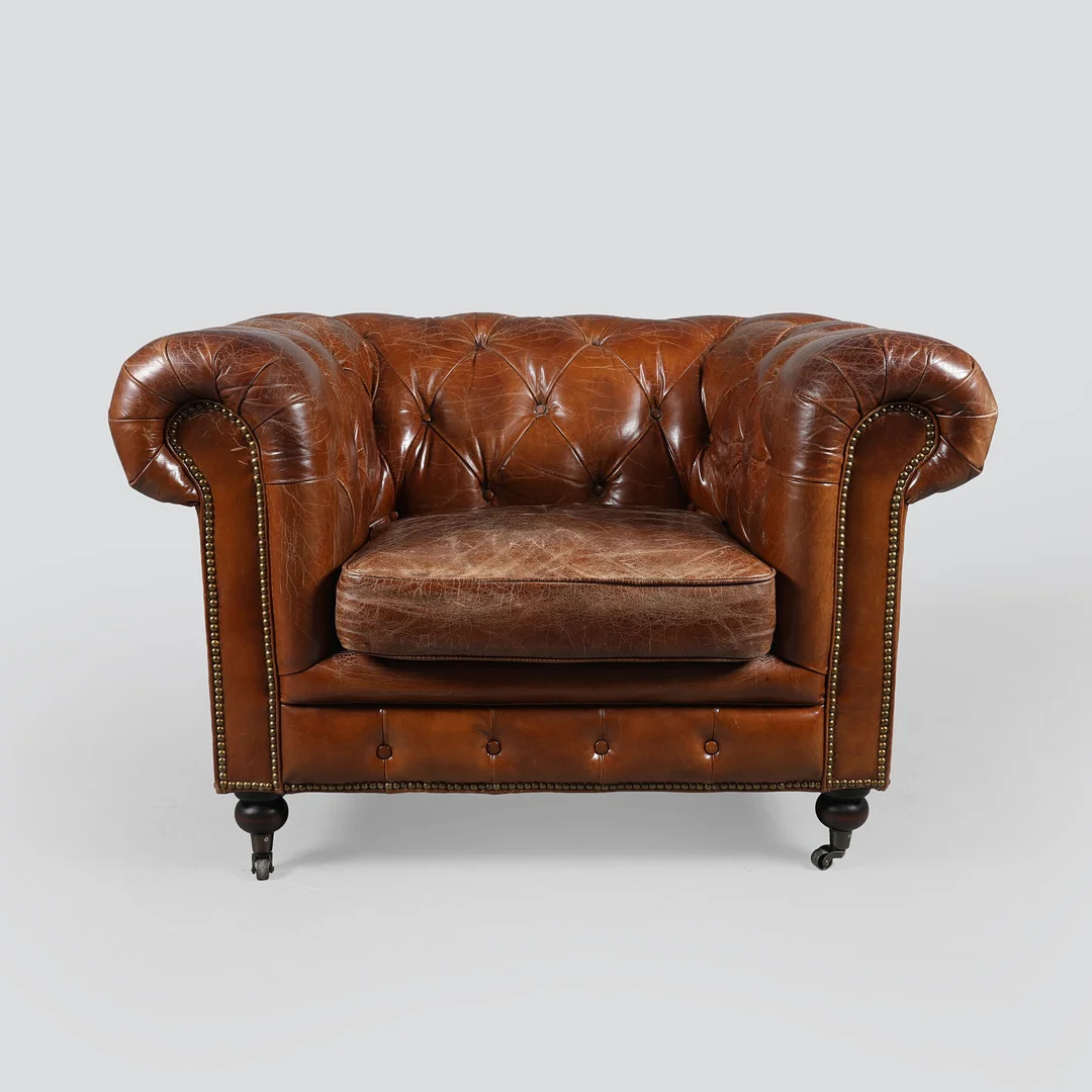 Lænestol betrukket med knapsyet og sømslået brunt læder, Chesterfield stil. — Sofas & Seatings — Bidstrup Auktioner