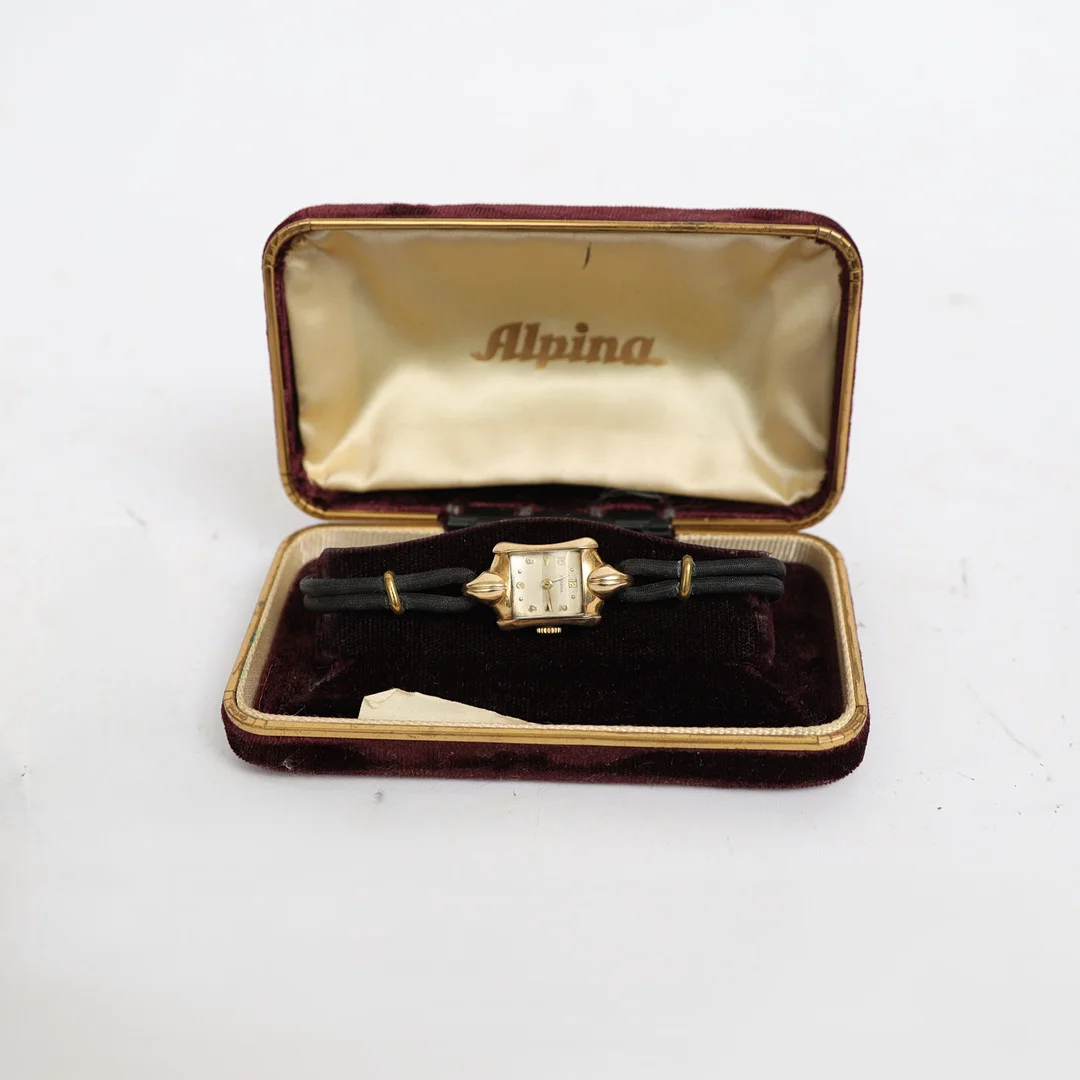 DAMARMBANDSUR, Alpina, förgylld boett, textilt armband. — Wristwatches — Falun Auktionsbyrå