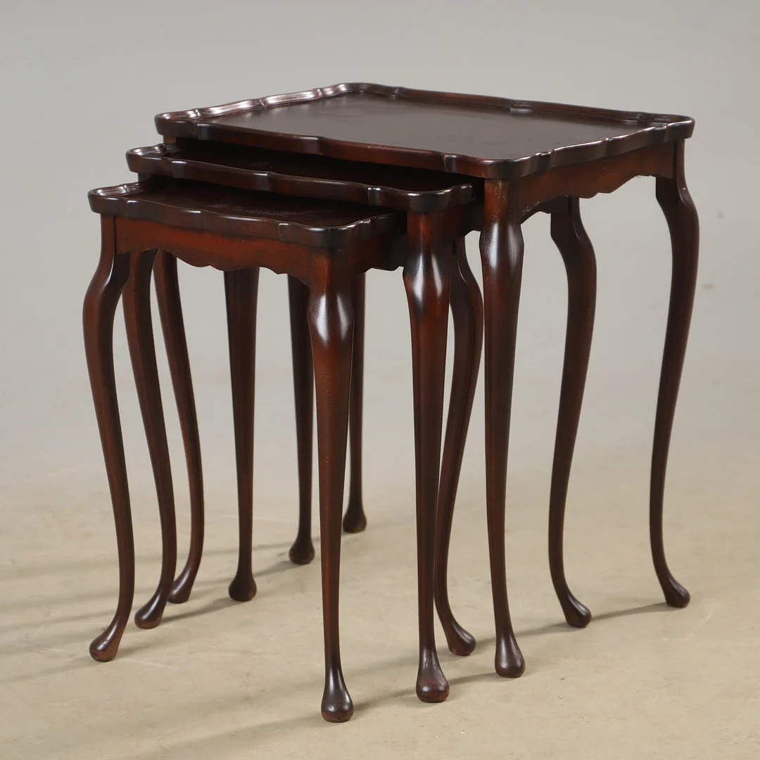 SATSBORD, 3 delar, mahogny, 1900-talets andra hälft. — Tables — Helsingborgs Auktionskammare