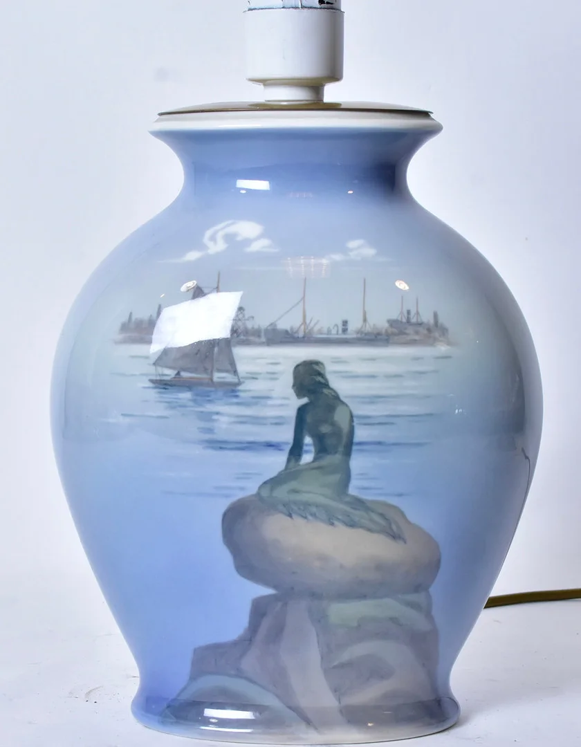 BORDSLAMPA, porslin, Royal Copenhagen modell 2770/3088. — Table Lamps — Halmstads Auktionskammare