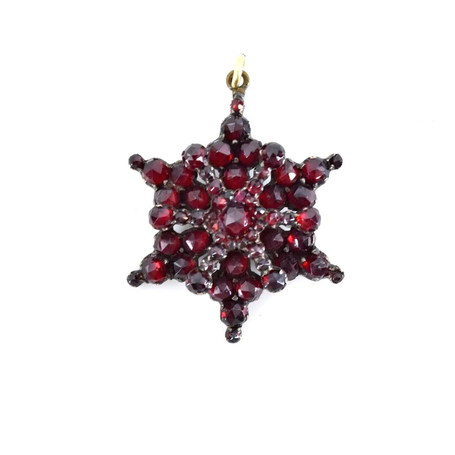 HÄNGE, med granater, förgylld metall. — Brooches & Pendants — Halmstads Auktionskammare