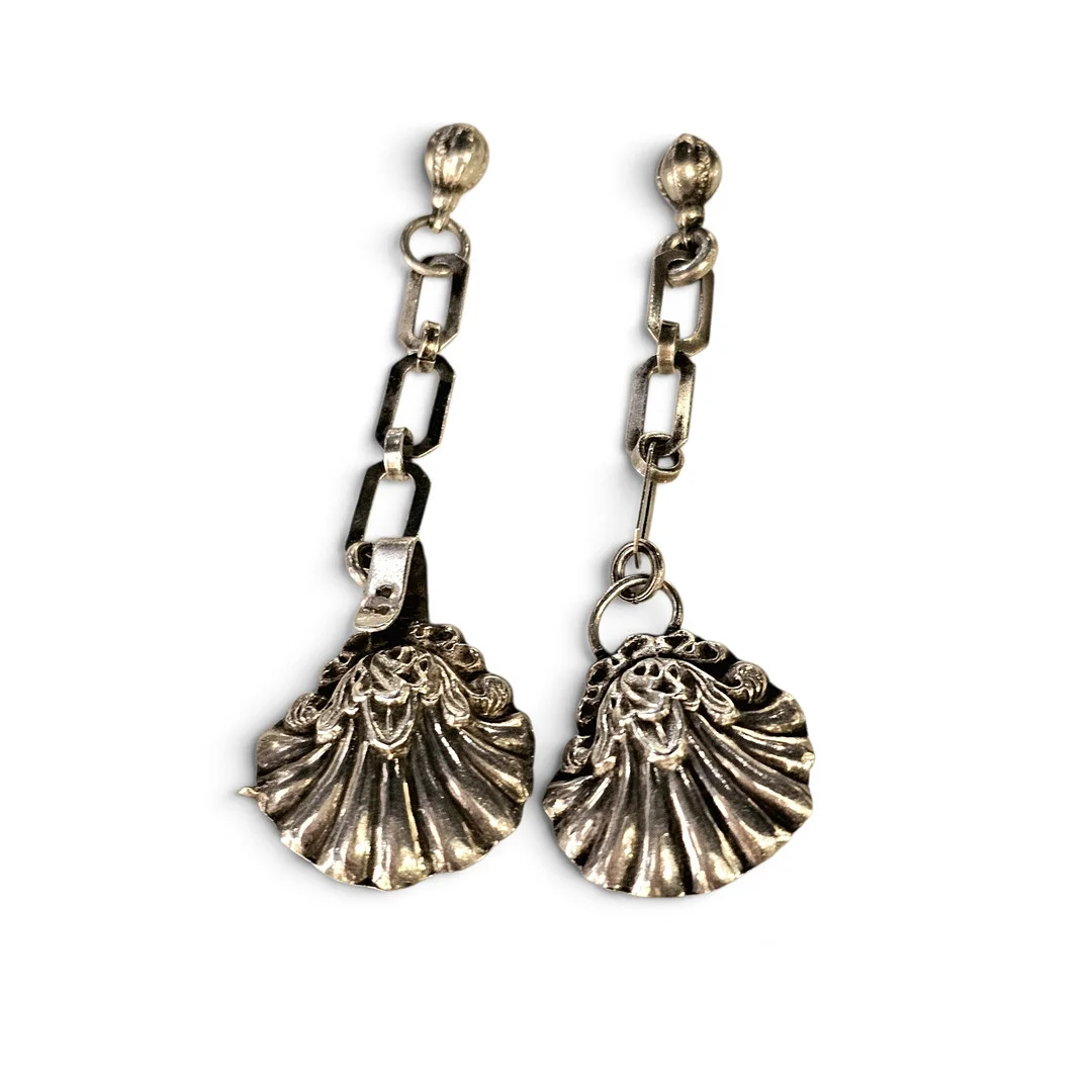 Pareja de antiguos colgantes de borla con cadena rematados por conchas. — Brooches & Pendants — Arce Auctions