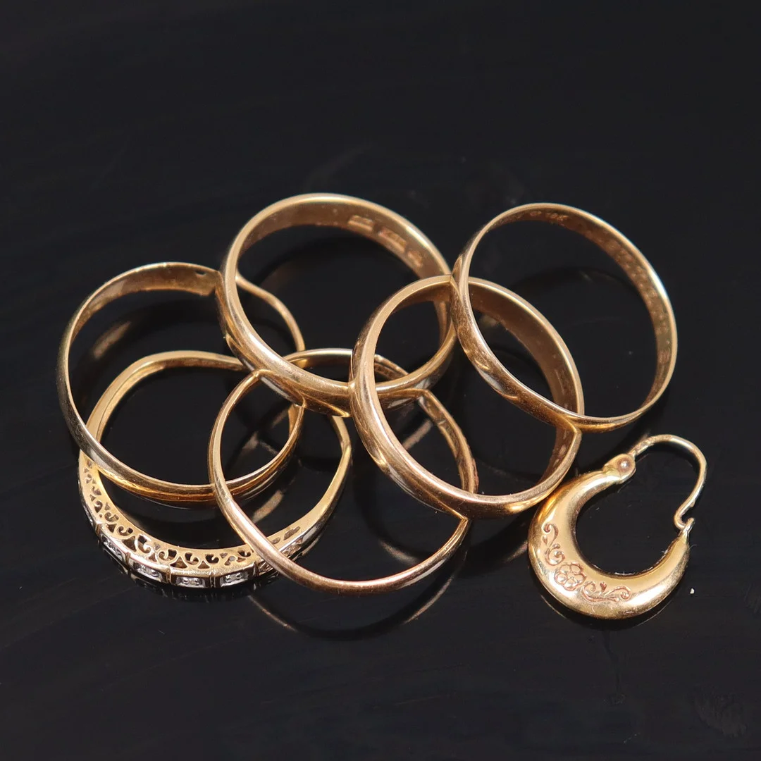 SMYCKEN, 18k guld, ringar samt ett örhänge, totalt 15,26 gram. — Rings — Markus Auktioner